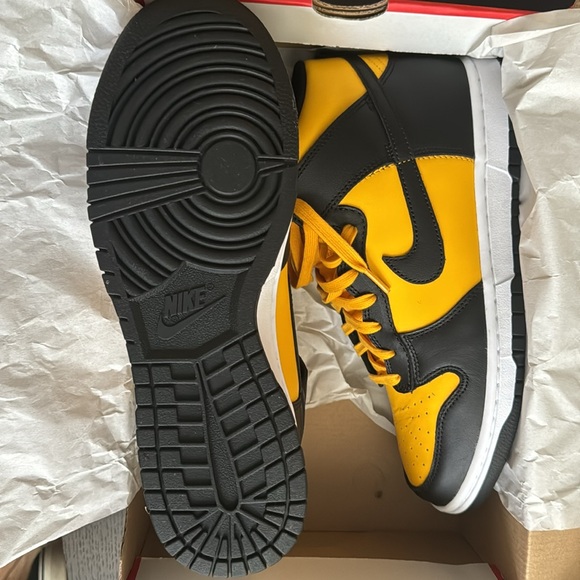Men's Yellow & Black Nike Dunks. Men's 9.5 😩 - Picture 2 of 5